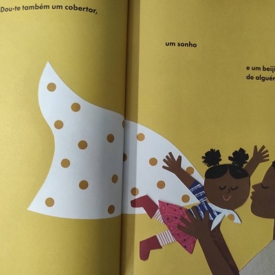 Ilustração de mulher a erguer menina com cobertor, fundo amarelo e texto em português