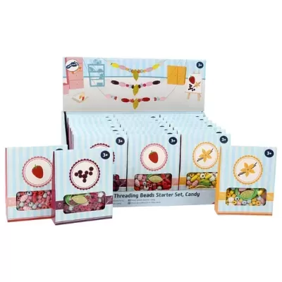 Conjunto de contas para enfiar com motivos de frutas em embalagem colorida.