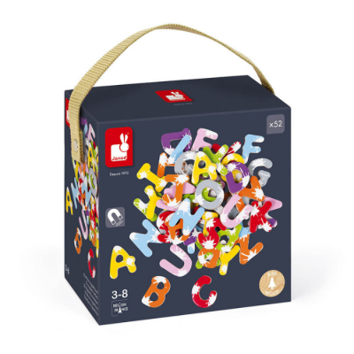 Caixa azul escura com letras de madeira coloridas e alça bege para crianças de 3 a 8 anos.