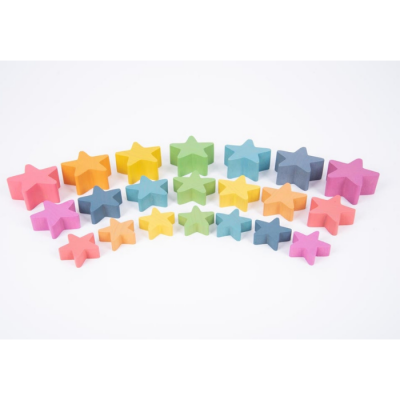 Blocos de madeira em forma de estrelas coloridas sobre fundo branco