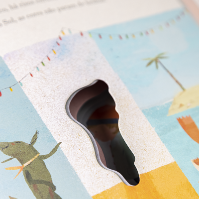 Página de livro infantil com ilustrações coloridas e recorte em forma de osso