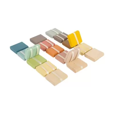 Conjunto de almofadas coloridas em tecido com padrões lisos e riscas sobre fundo branco