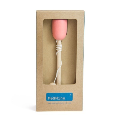 Caixa de cartão castanho com objeto rosado dentro e etiqueta azul Me&Mine