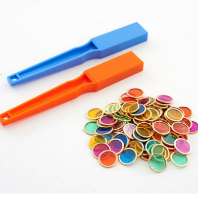 Apanhadores magnéticos azul e laranja com fichas coloridas douradas