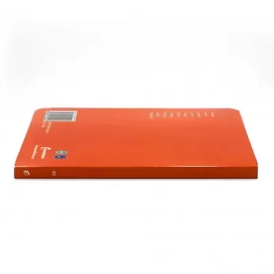 Caderno ou bloco de notas com capa dura vermelha sobre fundo branco