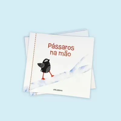 Capa de livro infantil 'Pássaros na mão' com ilustração de pássaro e fundo azul claro