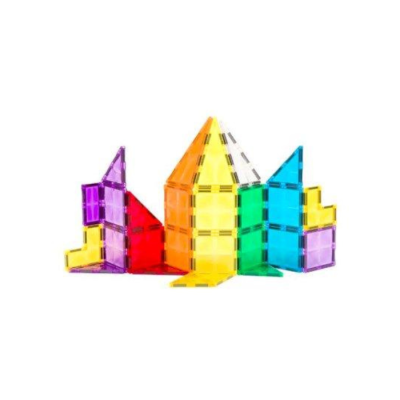 Peças magnéticas coloridas em formas geométricas em fundo branco