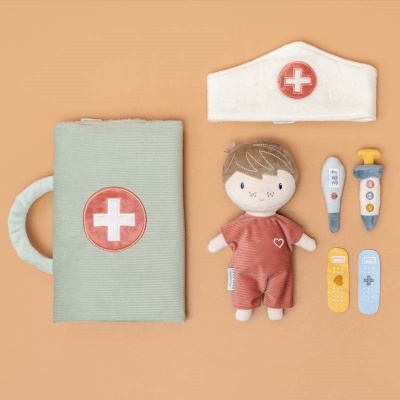 Brinquedo kit médico em tecido com mala verde, touca, boneco e acessórios coloridos