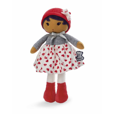 Boneca de pano em vestido branco com corações vermelhos e gorro vermelho.