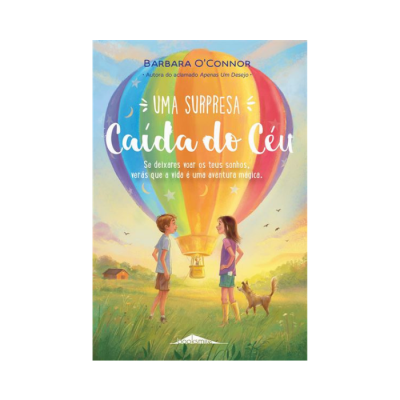 Capa do livro 'Uma Surpresa Caída do Céu' com balão de ar quente, crianças e cão num campo