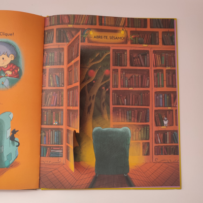 Página de livro infantil com uma estante de livros e uma porta aberta para uma floresta escura, texto 'ABRE-TE, SÉSAMO!'