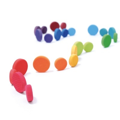 Peças redondas de madeira coloridas sobre fundo branco