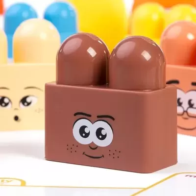 Bloco de construção castanho com rosto desenhado e blocos coloridos com rostos ao fundo