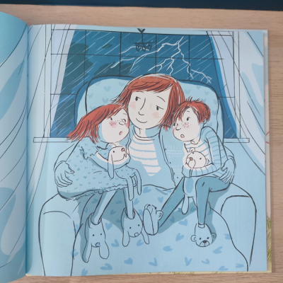 Ilustração de mulher e duas crianças sentadas num sofá azul claro com janela ao fundo com relâmpagos
