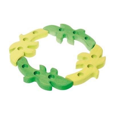 Peças de madeira em forma de folhas verdes e amarelas entrelaçadas