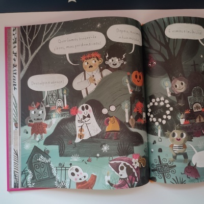 Livro aberto com ilustração de personagens fantasmagóricos numa floresta à noite