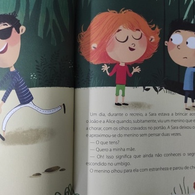 Ilustração de três crianças brincando em exterior com texto em português