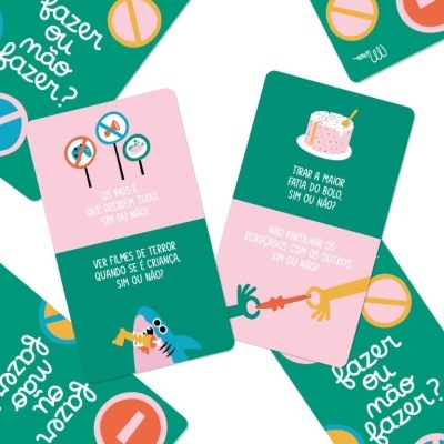 Cartas de jogo com perguntas em português sobre decisões, ilustrações e fundo verde e rosa