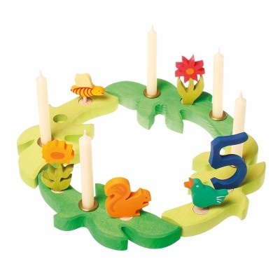 Coroa de advento verde com velas e figuras de madeira