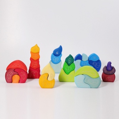 Brinquedos de madeira coloridos em forma de castelos e torres