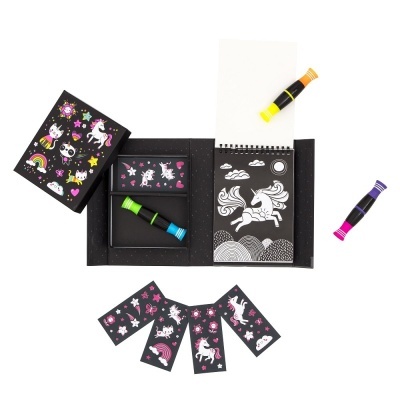 Conjunto de arte infantil com desenhos de unicórnios, canetas coloridas e cartões decorativos