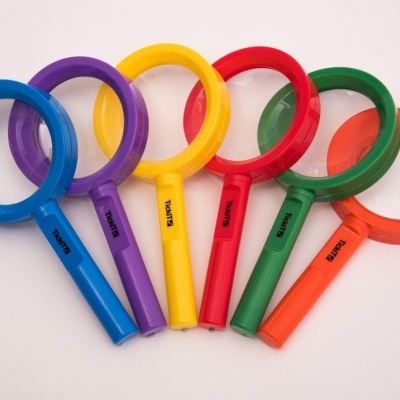 Seis lupas coloridas com a palavra VISTA no cabo sobre fundo branco