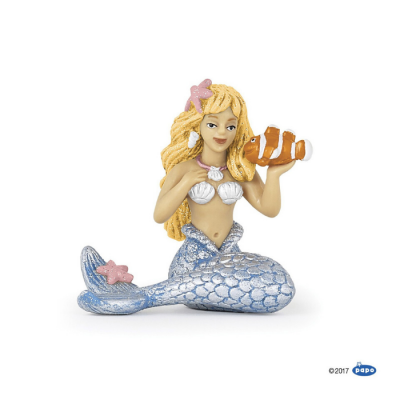 Figura de sereia com cauda azul e peixe-palhaço