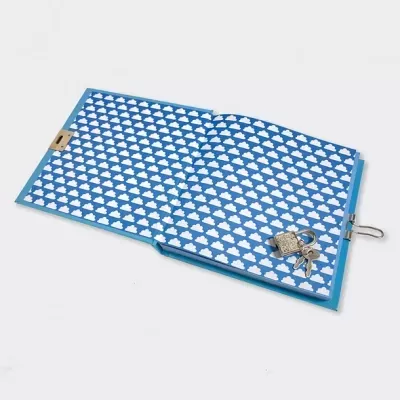 Pasta de arquivo azul aberta com padrão de nuvens interiores e chave pendurada no fecho