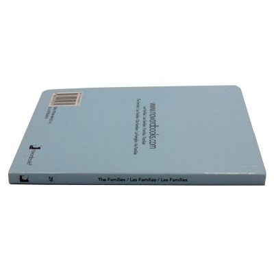 Livro de capa dura azul claro visto de lado com texto nas costas e na lombada