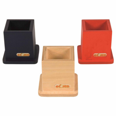 Três porta-canetas quadrados em madeira nas cores preta, natural e vermelha com etiqueta 'ecoico'.