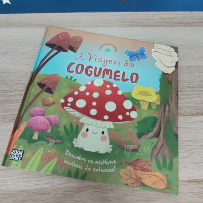 Capa do livro infantil 'A Viagem do Cogumelo' com ilustração de cogumelos e borboleta azul