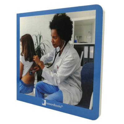 Capa de livro com imagem de médica a examinar uma criança e logótipo nowordbooks
