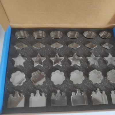 Conjunto de carimbos de silicone em formas decorativas numa caixa de cartão com interior em espuma preta