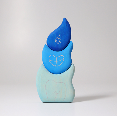 Escultura decorativa em madeira em tons de azul com desenhos geométricos brancos.