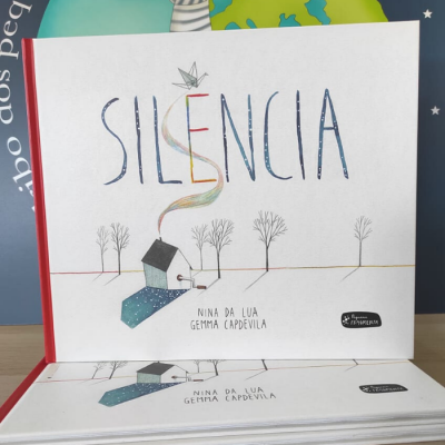 Capa do livro intitulada SILENCIA com ilustração de casa e árvores secas