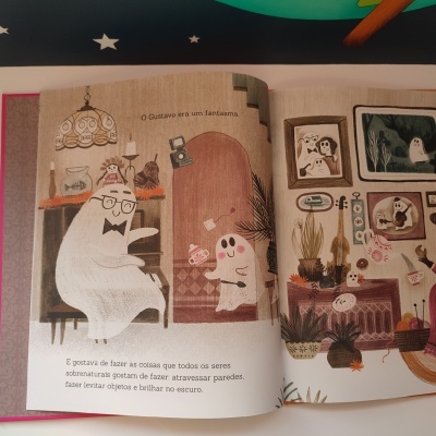 Página aberta de livro infantil com ilustrações de fantasmas e texto em português