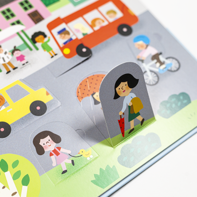 Ilustração colorida de um livro infantil com cena urbana, veículos e pessoas.