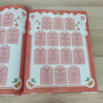 Calendário de atividades de Natal em páginas duplas com design cor de rosa e ilustrações festivas