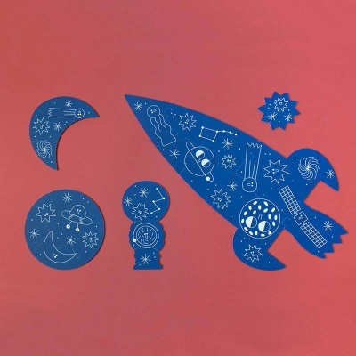 Peças de puzzle azuis com desenhos espaciais brancos sobre fundo rosa