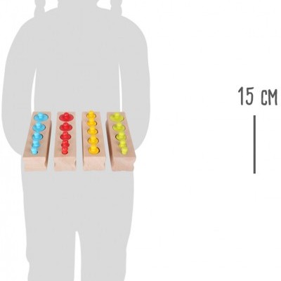 Peças de madeira com pinos coloridos e silhueta infantil de fundo.