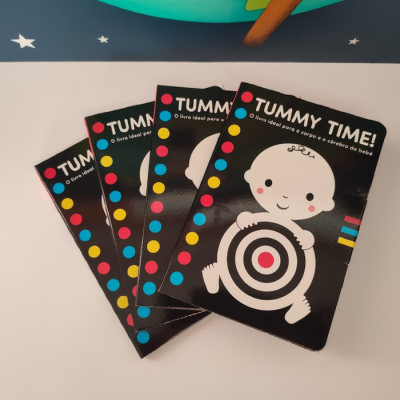 Quatro livros infantis TUMMY TIME! com capa preta e ilustração de bebé