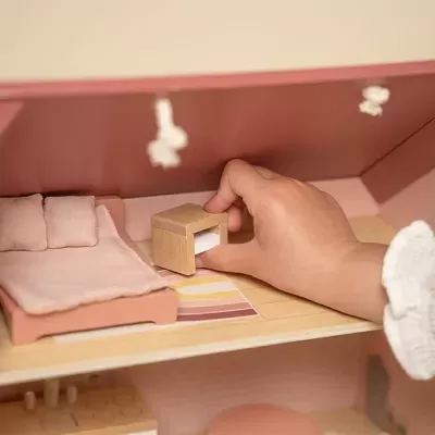 Quarto em miniatura com cama rosa e acessórios em madeira