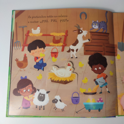 Página colorida de livro infantil com animais da quinta e texto em português