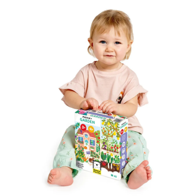 Criança segurando caixa de brinquedo Paisley Garden