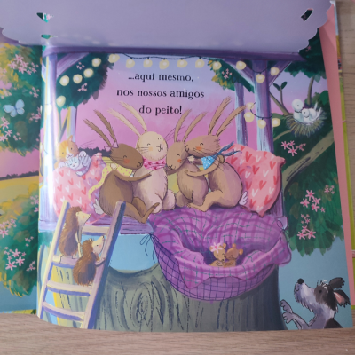 Ilustração de coelhos abraçados em árvore com texto em português