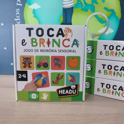 Caixa do jogo de memória sensorial Toca e Brinca com imagens coloridas para crianças de 2 a 4 anos.