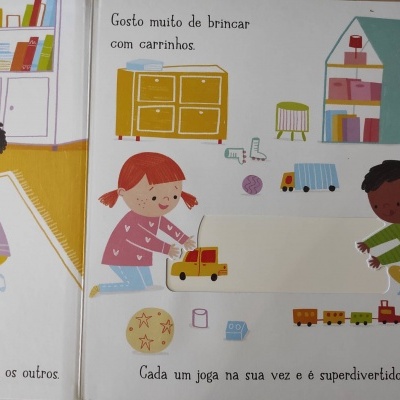 Página de livro ilustrado com crianças brincando com carrinhos e texto em português