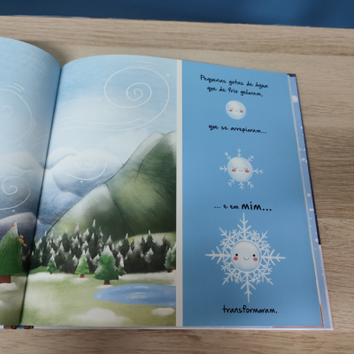 Página de livro infantil com desenho de montanhas e texto em português sobre gotas de água e flocos de neve