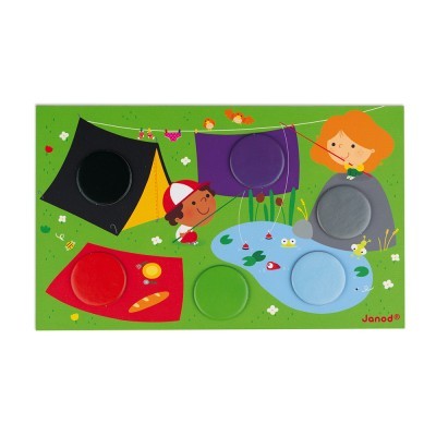 Quebra-cabeças de madeira colorido com peças destacáveis e ilustração de crianças e natureza