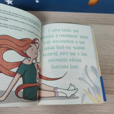 Livro aberto com ilustração de personagem e texto sobre pavimento pélvico